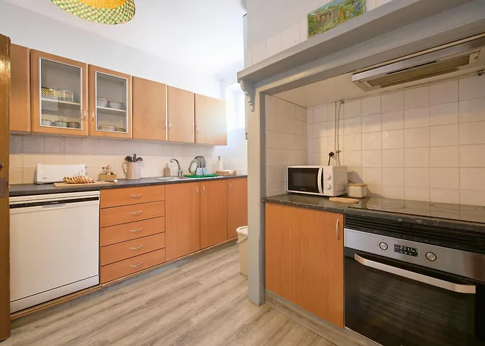 Large Group - Walk To Beach, By Timecooler