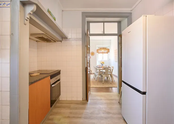 Large Group - Walk To Beach, By Timecooler Setúbal