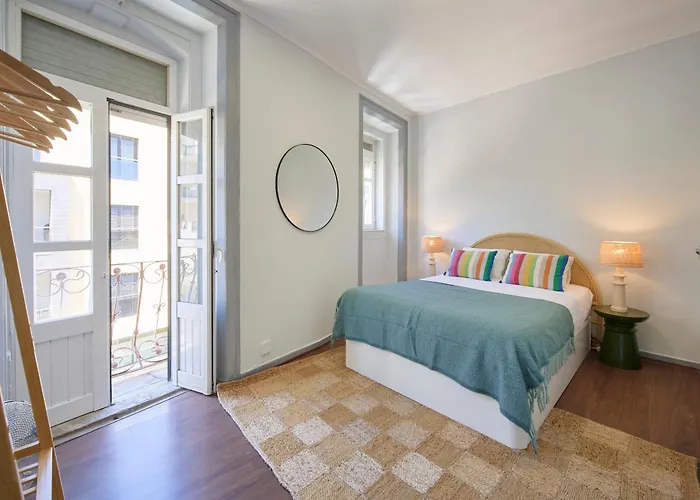 Large Group - Walk To Beach, By Timecooler Setúbal