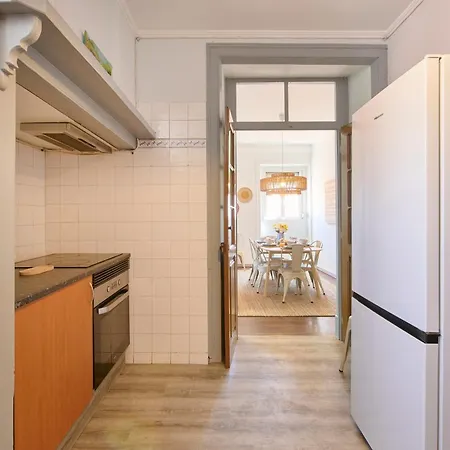 Large Group - Walk To Beach, By Timecooler Setúbal